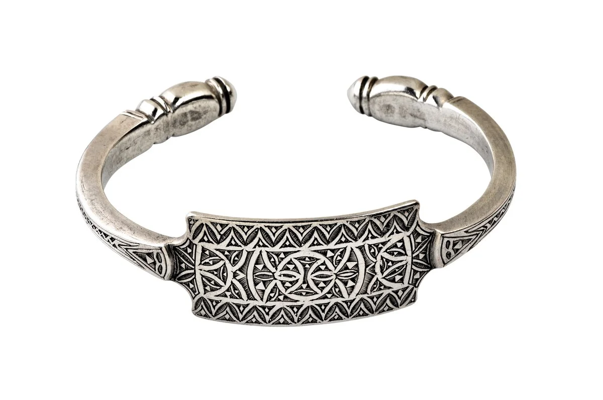 Mode et bijoux viking : symboles, styles et conseils pour adopter le look nordique