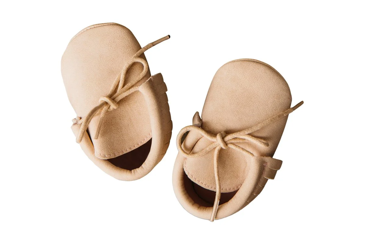 Chausson bébé fille en cuir souple : guide pour accompagner les premiers pas