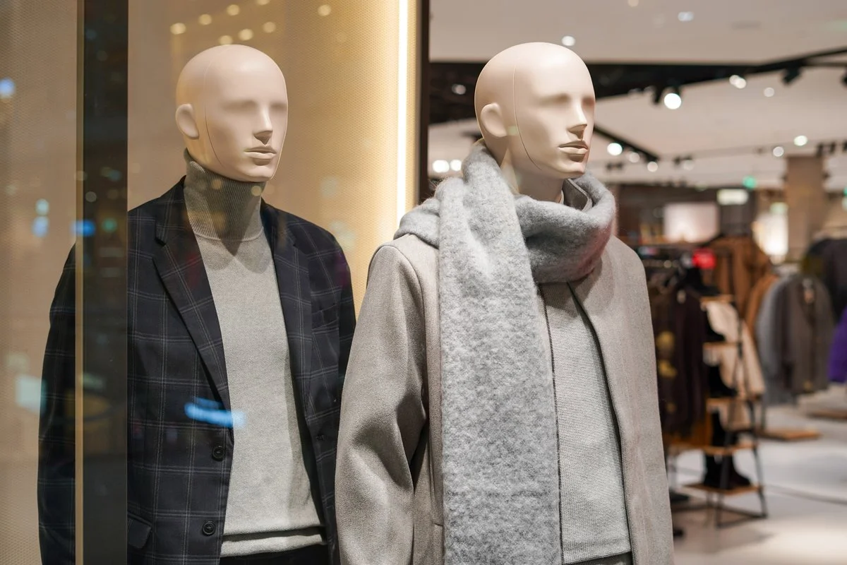 Mannequin masculin en vitrine : l'outil discret qui oriente l'achat mode