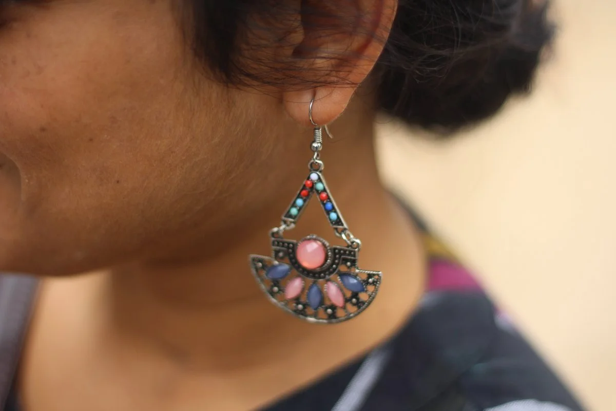 Boucles d’oreilles artisanales : le détail qui signe une silhouette en magasin